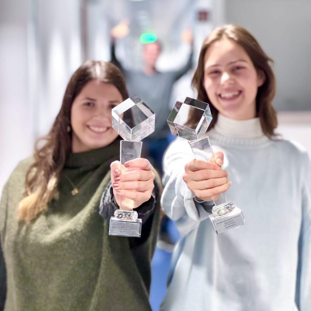 Bild von zwei Personen, die den Deutschen Agenturpreis heben